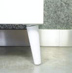 Noga bukowa skośna UNIQ 25 cm z blachą montażową, biała - 5